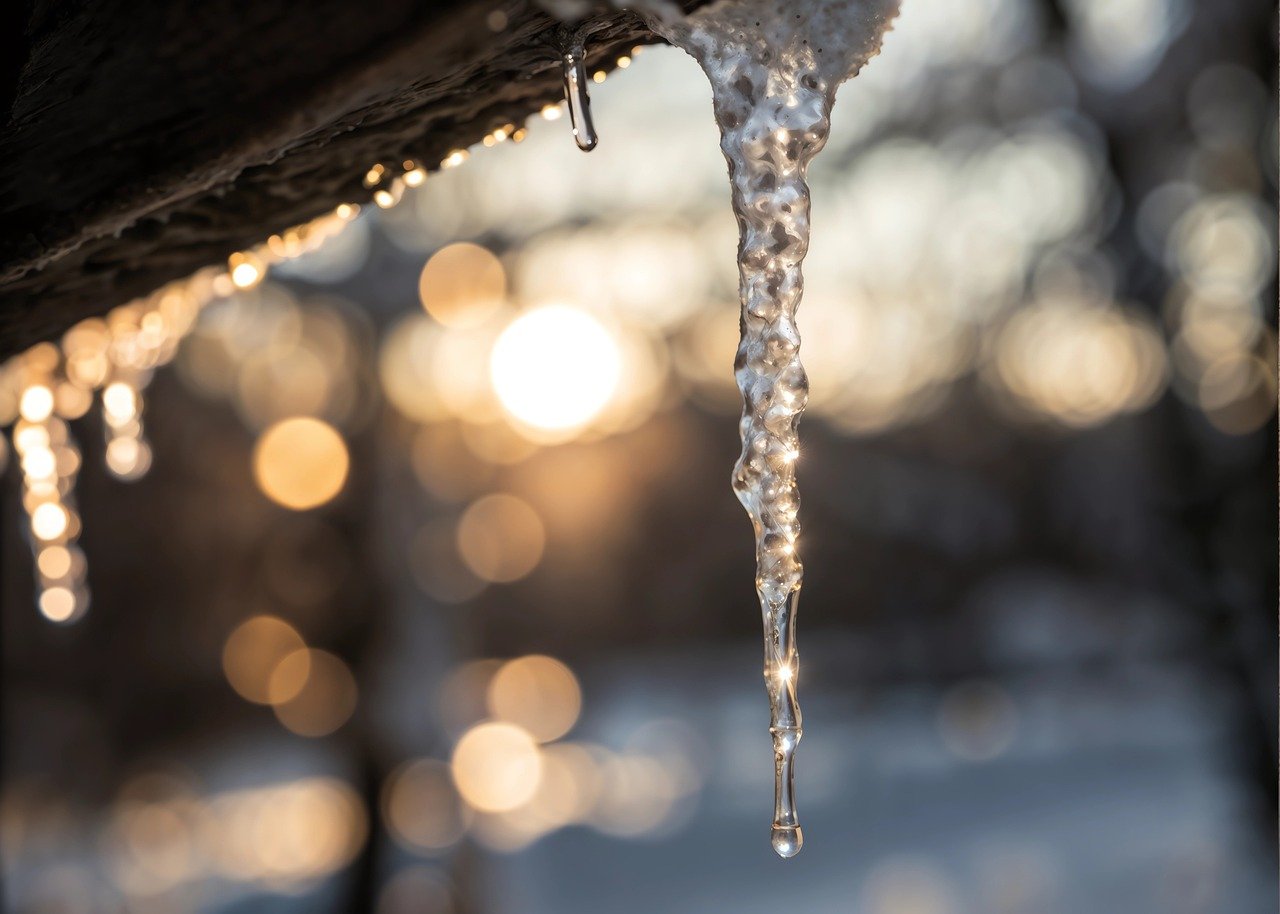 icicle, thaw, winter, spring, ice cream, snow, sun, cold, frost, bokeh, stalactite, drops, water, frozen, warmth, solar heat, temperature, seasons, waterdrop, solstice, nature, physics, background